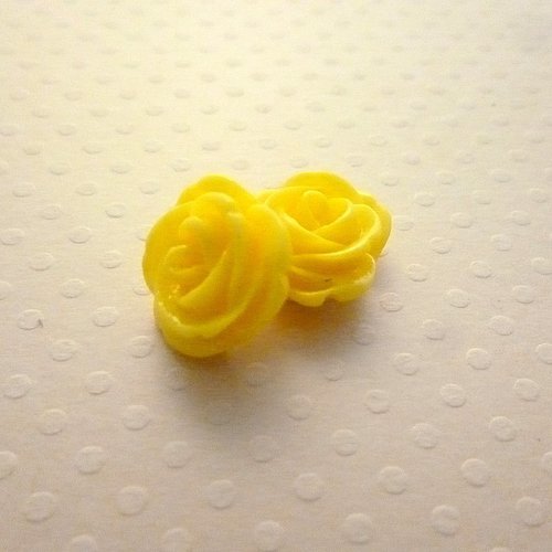 Lot de 2 roses en résine jaunes 13 mm