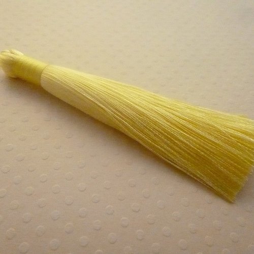 Long pompon en soie jaune 8cm