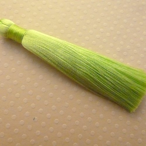 Long pompon en soie vert 8cm attache dorée