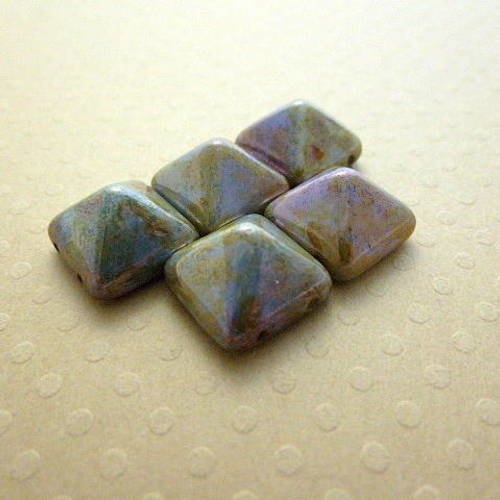 Lot de 5 pyramid beads (beadstud) 2 trous 12x12mm alabaster blue luster- pb12-1210 