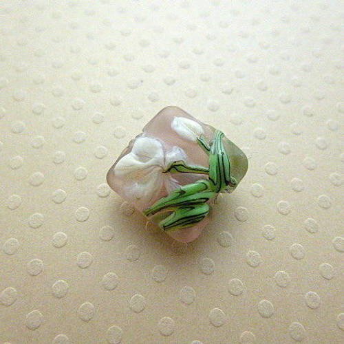 Perle artisanale carrée en verre fleurs mauve 15mm - gbpb-0250 