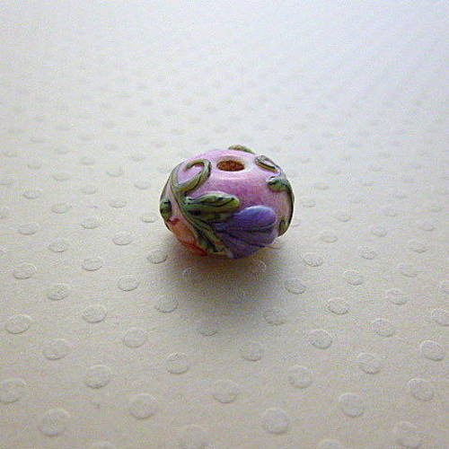Perle artisanale ronde aplatie en verre fleurs mauves 9x14 - gbpb-0924 