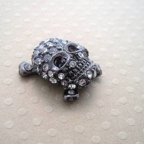 Perle « tête de mort » strass crystal base métal 20x17x9 mm 