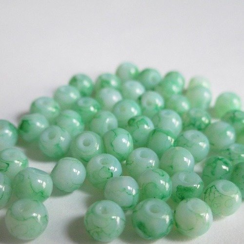 20 perles blanche tréfilé vert  en verre 4mm  