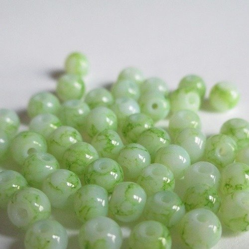 20 perles blanche tréfilé vert clair  en verre 4mm  