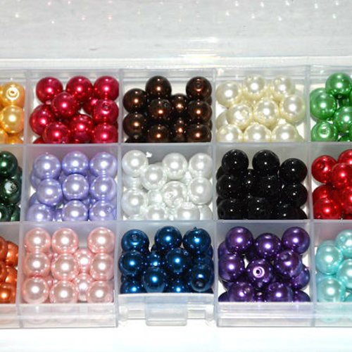 1 boite de 270  perles en verre nacré 10mm à 15 compartiments  mélange de couleur ( 18 de chaque couleur) 