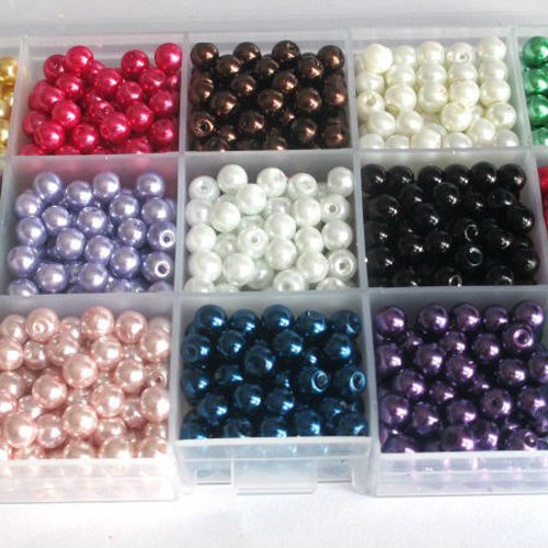 1 boite de 1275 perles en verre nacré 6mm à 15 compartiments  mélange de couleur (85 perles de chaque couleur) 