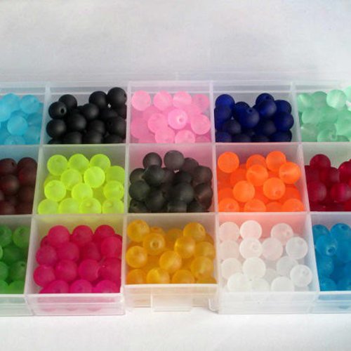 1 boite de 420 perles en verre givré 8mm à 15 compartiments  mélange de couleur (28 perles de chaque couleur) 