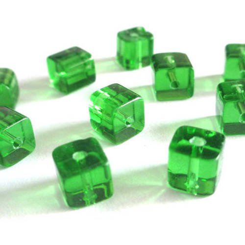 20 perles carré vert bouteille en verre  8x8mm 