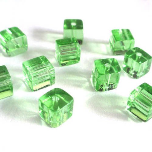 20 perles carré vert clair en verre  8x8mm 