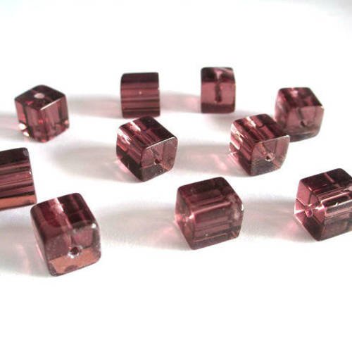 20 perles carré prune clair en verre  8x8mm 