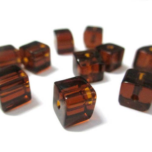 10 perles carré marron en verre  6x6mm 