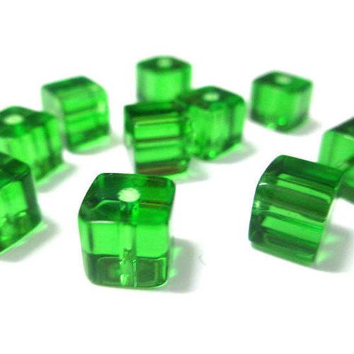 10 perles carré vert en verre  6x6mm 