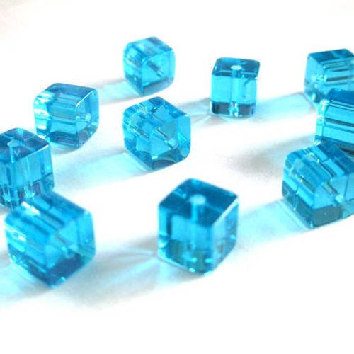 10 perles carré bleu ciel en verre  8x8mm
