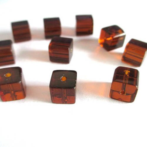 10 perles carré marron en verre  8x8mm 