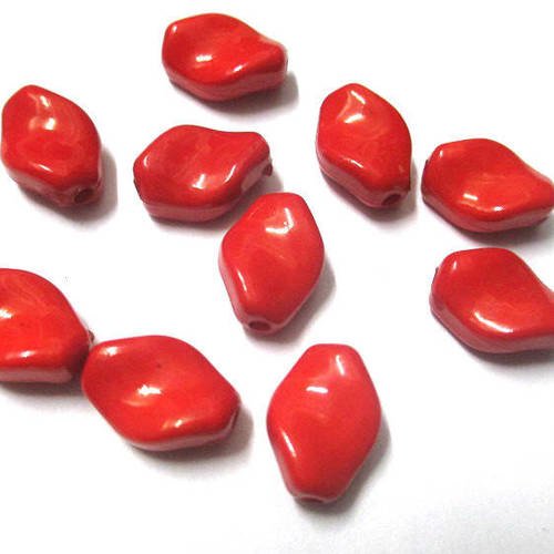 10 perles acrylique rouge torsion losange 15x11x6mm 