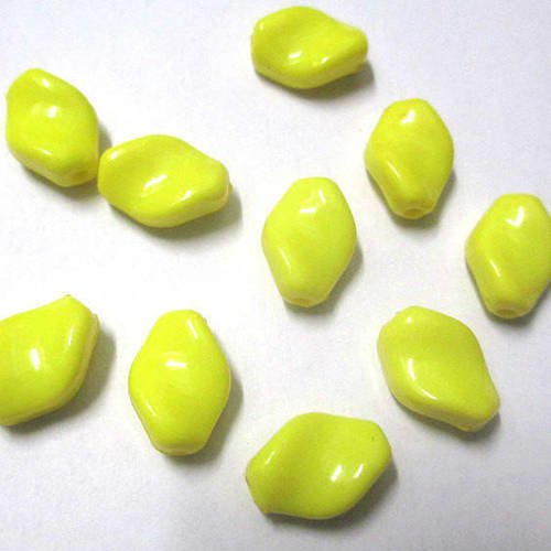10 perles acrylique jaune torsion losange 15x11x6mm 