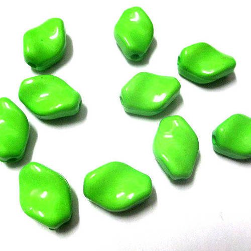 10 perles acrylique vert torsion losange 15x11x6mm 