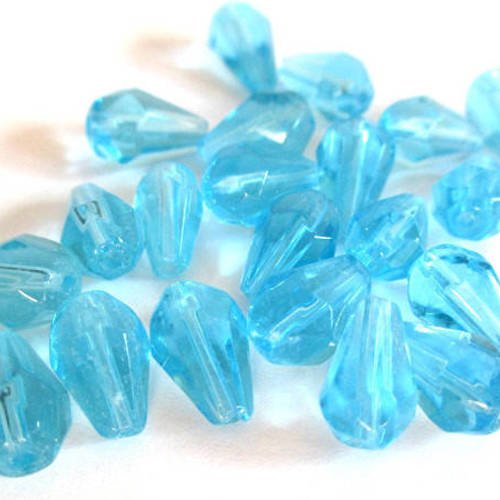 50 perles  goutte à facettes  bleu ciel 11x7x7mm 