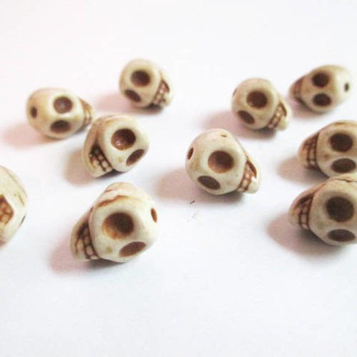 10 perles blanches en turquoise de synthèse tête de mort  9x7.5x9mm 