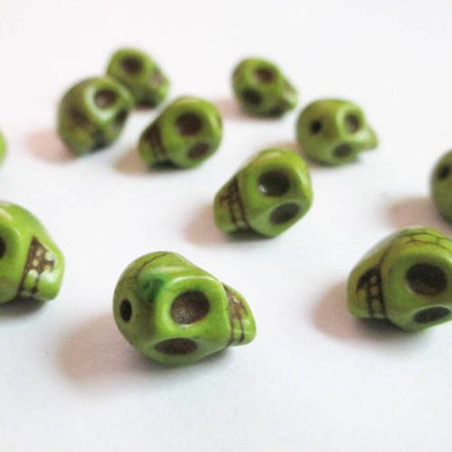 10 perles vertes en turquoise de synthèse tête de mort  9x7.5x9mm 