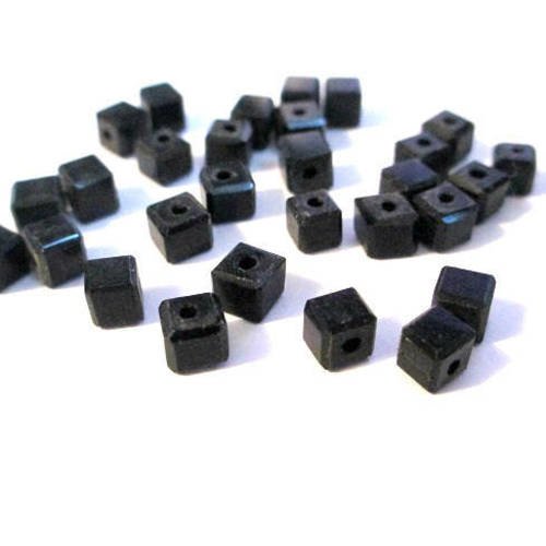 20 perles carré noire en verre  4x5mm 