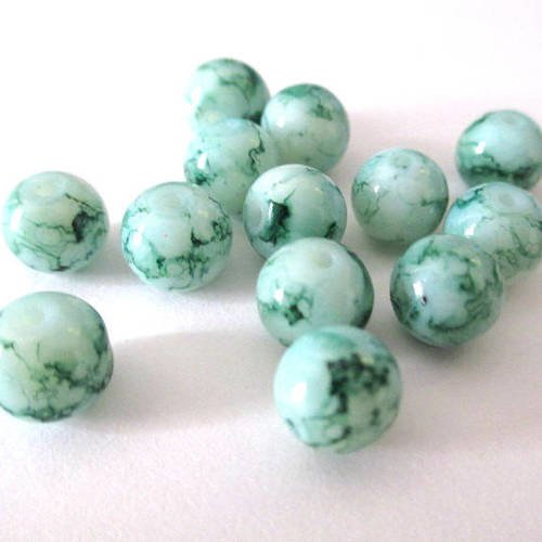 10 perles blanc  moucheté vert foncé  en verre  8mm (b-13) 