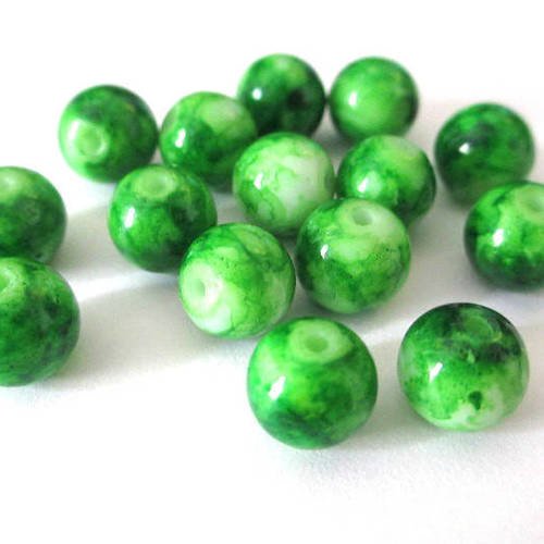 10 perles vert  moucheté  en verre  8mm (b-09) 