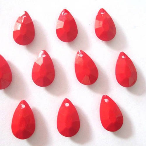 20 pendentifs goutte à facettes opaque acrylique rouge  20x12x5mm 