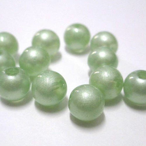 10 perles vert clair brillant  en verre  8mm 