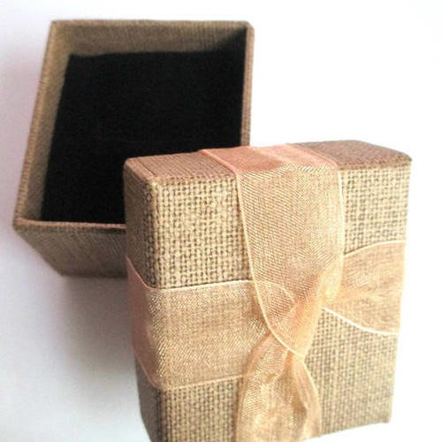 1 boite écrin pour bagues couleur marron 43x60mm en carton recouvert de toile de jute 