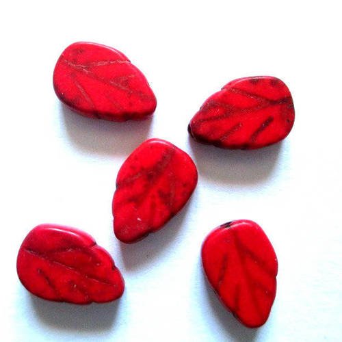 5 perles feuilles howlite rouge 13x9mm 