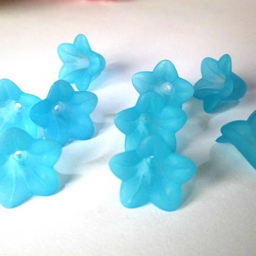 Lot 10 perles forme fleur en acrylique couleur bleu 12x17mm 