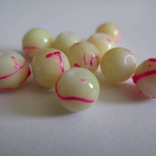 20 perles 8mm ronde en verre peint écru tréfilé rose 