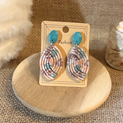 Boucle d'oreille forme ovale a motif