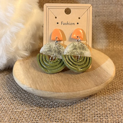 Boucle d’oreille à motif fleur