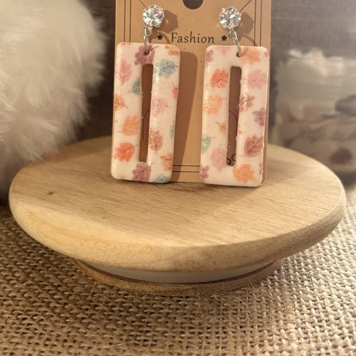 Booucle d'oreille a motif feuille