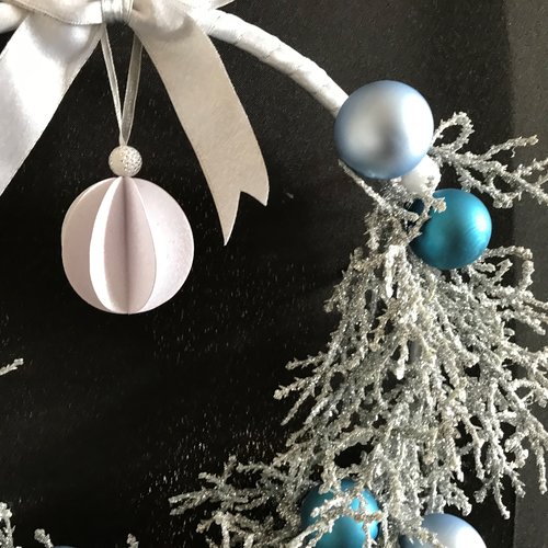 Couronne De Noël Argentée – 18 X 18 Pouces – Pipershill – Intérieur/extérieur – Neuve