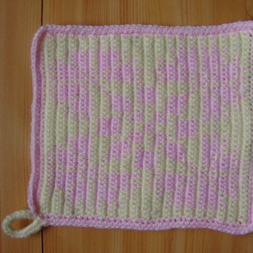 Manique en laine de couleur rose et jaune pastel