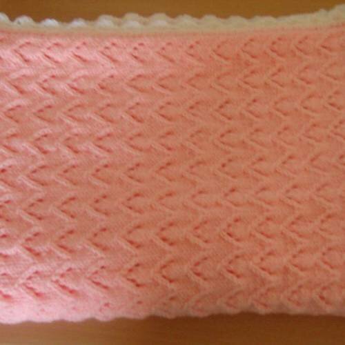 Couverture pour bébé en laine rose et blanche 