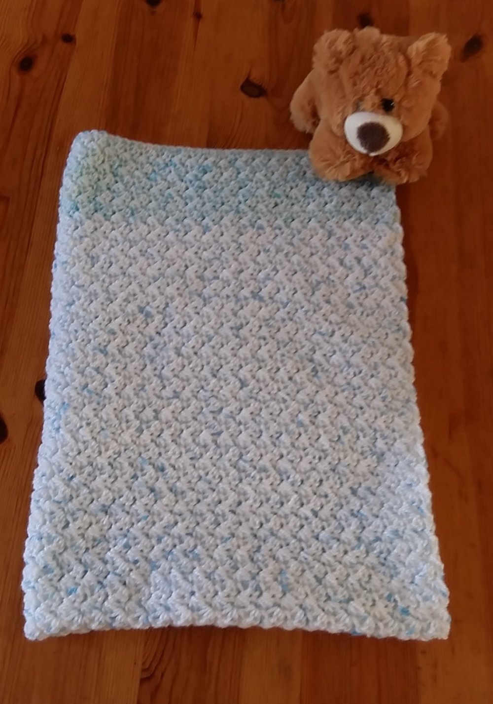 Couverture En Laine De Couleur Bleu Et Blanche Pour Bebe Un Grand Marche