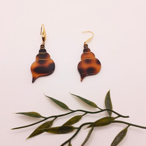 Boucles oreilles artisanales, coquillages en résine. bijou à offrir.