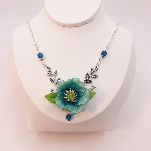 Collier floral artisanal fleur bleu vert, bijou cérémonie mariage.