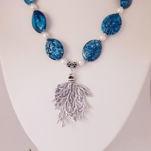 Collier corail argenté, pendentif branche corail. bijou été, vacances.