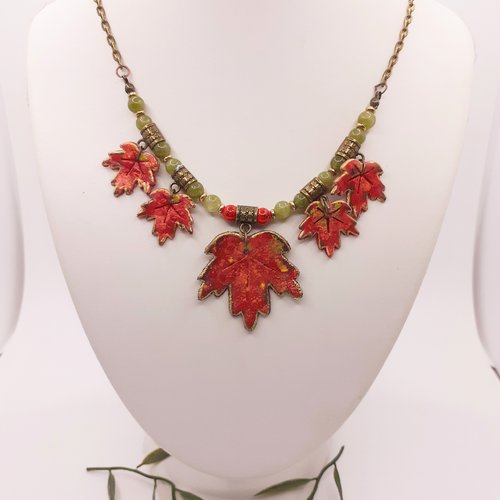 Collier feuilles d'érables rouge marron en porcelaine froide. bijou automne, à offrir.