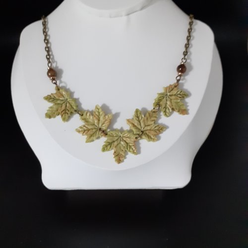 Collier feuilles d'érables jaune vert en porcelaine froide. bijou automne hiver, à offrir.