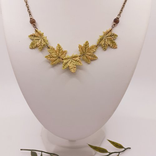 Collier feuilles d'érables jaune vert en porcelaine froide. bijou automne hiver, à offrir.