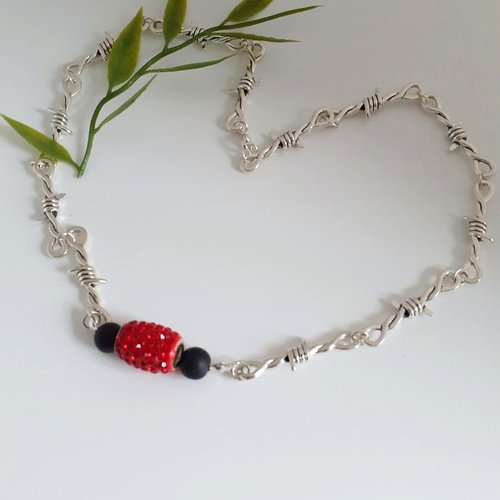 Collier moderne artisanal barbelés et pendentif strass. bijou automne hiver, fêtes fin d'année.
