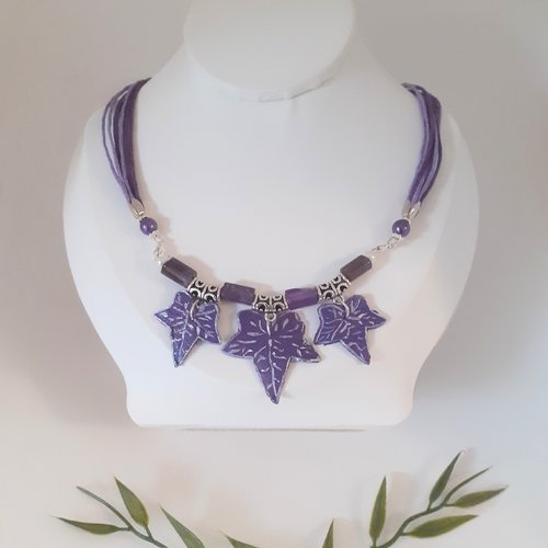 Collier feuilles de lierre violet en porcelaine froide. bijou automne hiver, à offrir.
