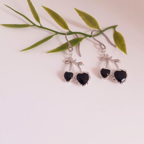 Boucles d'oreilles halloween cerises noires. bijou automne hiver fêtes, à offrir.